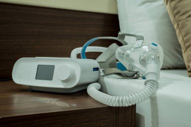 Uyku apnesi tedavisi, maskeli CPAP makinesi.