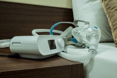 Uyku apnesi tedavisi, maskeli CPAP makinesi.