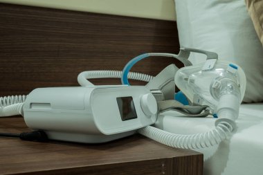 Uyku apnesi tedavisi, maskeli CPAP makinesi.