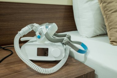 Uyku apnesi tedavisi, maskeli CPAP makinesi.