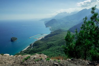 Türkiye 'nin Antalya kentindeki Konyaalti plajının manzarası. Beydaglari dağları