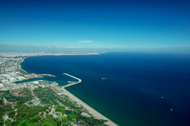 Türkiye 'nin Antalya kentindeki Konyaalti plajının manzarası. Beydaglari dağları