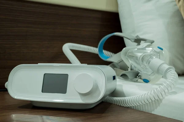 Uyku apnesi tedavisi, maskeli CPAP makinesi.