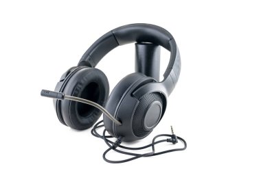 Beyaz arkaplanda siyah kulaklıklar