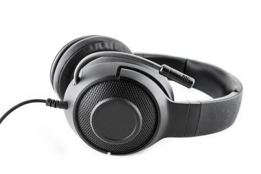 Beyaz arkaplanda siyah kulaklıklar