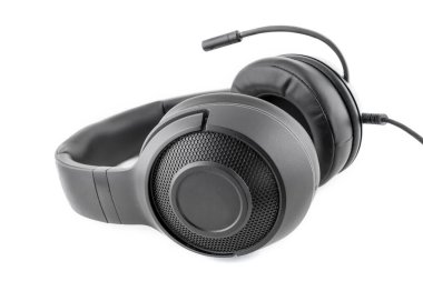 Beyaz arkaplanda siyah kulaklıklar