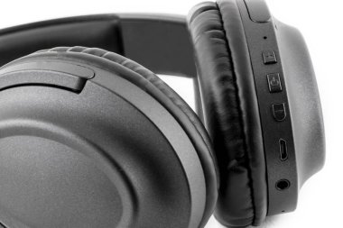 Beyaz arkaplanda siyah kulaklıklar