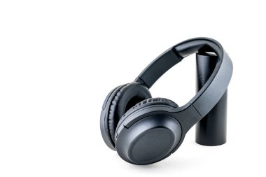 Beyaz arkaplanda siyah kulaklıklar