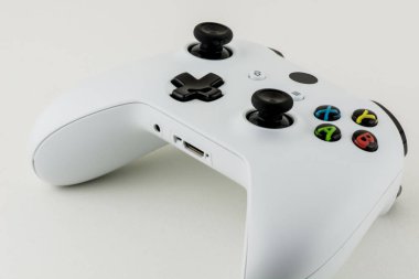 Video oyun kontrolörünü kapat, düğmelere odaklan. İzole edilmiş 