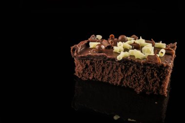 Siyah arka planda nefis browni.