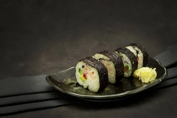 Satu Set Sushi Lezat Latar Belakang Gelap — Stok Foto