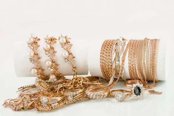 Zlatých Šperků Izolovaných Bílém Pozadí — Stock fotografie