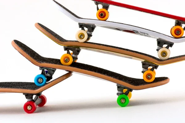 Kantoorentertainment Fingerboard Een Skateboard Witte Achtergrond — Stockfoto