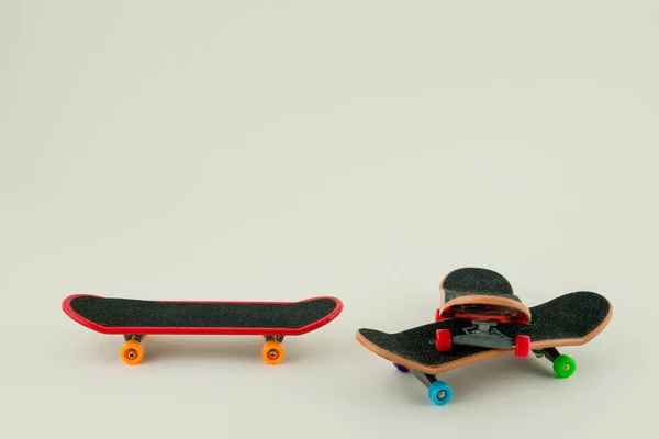 Divertissement Professionnel Fingerboard Une Planche Roulettes Sur Fond Blanc — Photo