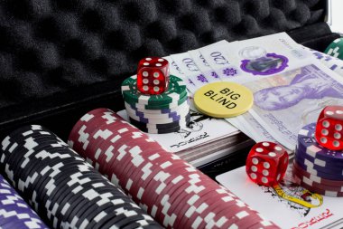 Arkaplan olarak poker fişleri yığını, renkli kumarhane fişleri