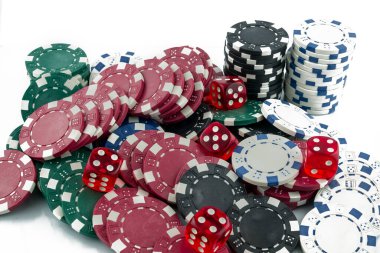 Arkaplan olarak poker fişleri yığını, renkli kumarhane fişleri
