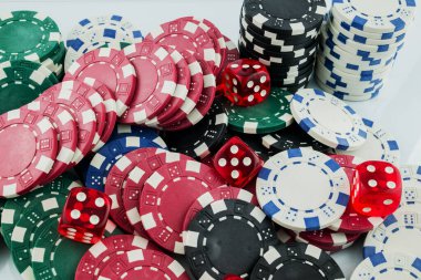 Arkaplan olarak poker fişleri yığını, renkli kumarhane fişleri