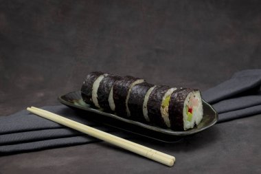 Karanlık arka planda lezzetli bir suşi seti.