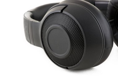 Beyaz arkaplanda siyah kulaklıklar