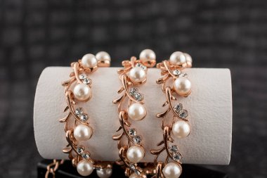 Siyah arka planda eski ve kırık altın mücevher.