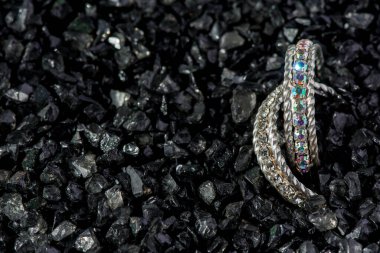  Siyah arkaplanda mücevher fotoğrafı