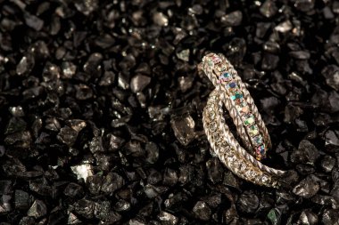  Siyah arkaplanda mücevher fotoğrafı