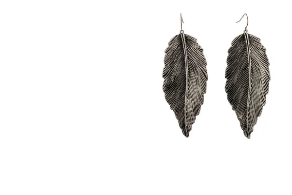 Ett Par Kvinnors Örhängen Fjädrar Isolerad Bakgrunden — Stockfoto