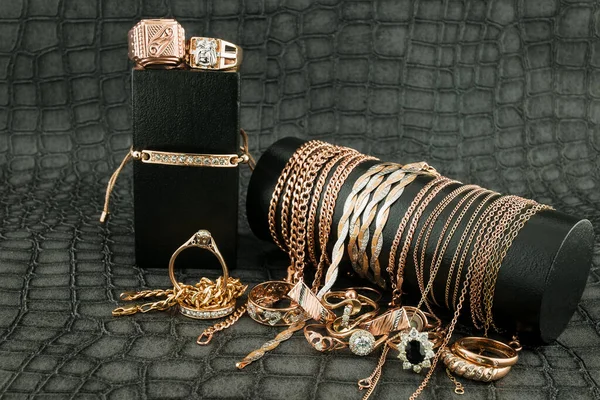 Starý Rozbitý Šrot Zlatý Kov Šperky Černém Pozadí — Stock fotografie