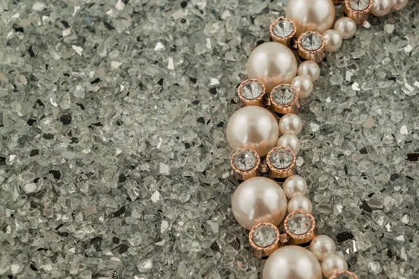 Set Aus Goldenem Armband Mit Diamanten Auf Steinhintergrund — Stockfoto