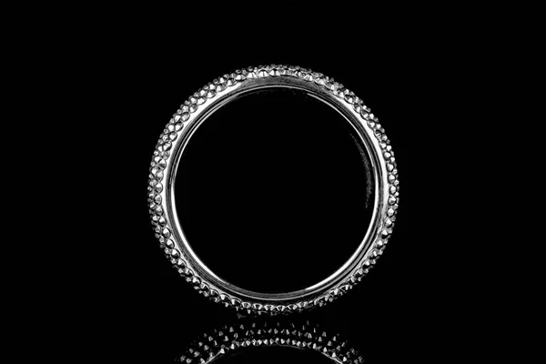 Abstraktes Schwarzes Armband Auf Dunklem Hintergrund — Stockfoto