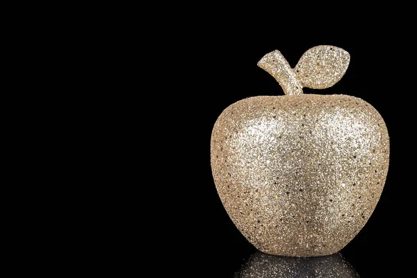 黒の背景に隔離された黄金のリンゴ — ストック写真