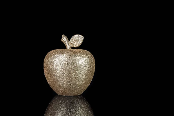 黒の背景に隔離された黄金のリンゴ — ストック写真