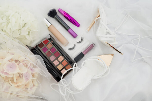 Куча декоративной моркови для пасхальных праздников, изолированные 