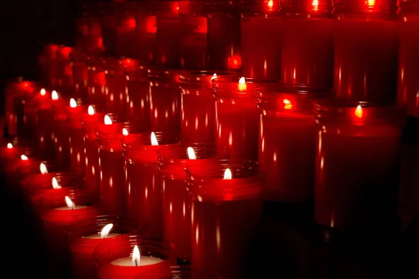 Svíčky Plamenem Uvnitř Kostela — Stock fotografie