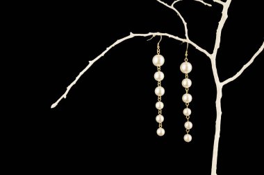 Siyah arkaplanda elmaslı küpeler.