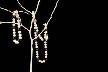 Siyah arkaplanda elmaslı küpeler.