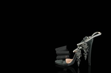  Siyah arka planda yüksek topuklu ayakkabılar