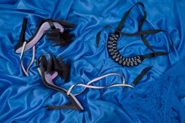  Mavi arka planda yüksek topuklu ayakkabılar