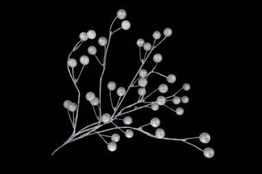 Siyah arkaplanda beyaz yapay çiçekler
