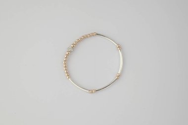 Beyaz arka plan üzerinde izole bilezik takı