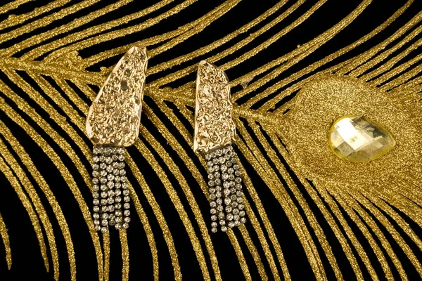 배경에 고립된 다이아몬드 귀걸이 — 스톡 사진