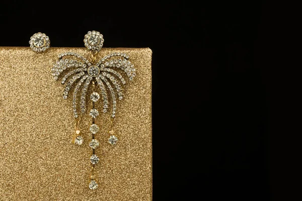 Brincos Com Diamantes Isolados Sobre Fundo Dourado Preto — Fotografia de Stock