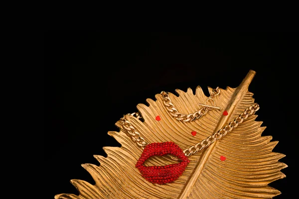 Ожерелье Изолированы Черном Золотом Фоне — стоковое фото