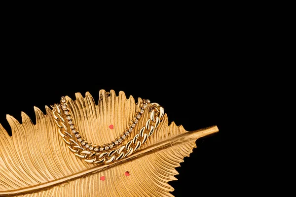 Halskette Isoliert Auf Schwarzem Und Goldenem Hintergrund — Stockfoto