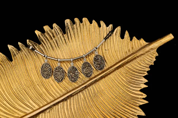Ожерелье Изолированы Черном Золотом Фоне — стоковое фото