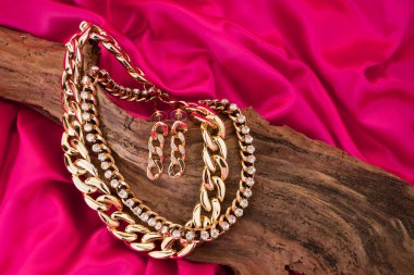 Kırmızı ipeksi arkaplanda izole edilmiş kolye.