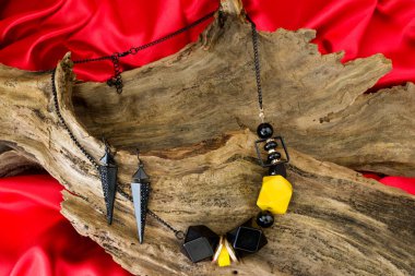 gerdanlık ahşap arkaplanda izole.