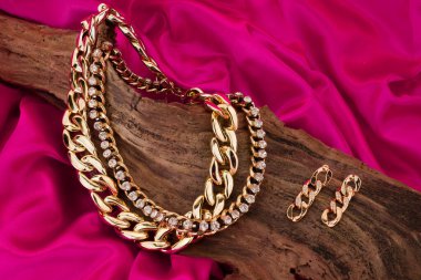 Kırmızı ipeksi arkaplanda izole edilmiş kolye.