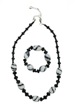 Güzel kolye beyaz arka planda..