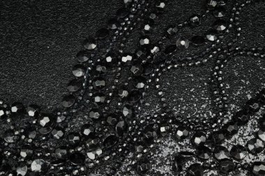 Siyah arka planda güzel siyah boncuk kolyeler.